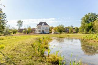 Wie Katrien Wouters zegt, zegt vastgoed met een tikkeltje meer. En dat is niet zomaar. Ontdek deze uitzonderlijke villa met unieke troeven:-  Modern...