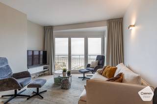 Dit aangename appartement bevindt zich op de vierde verdieping van de residentie Marjolaine, op de <strong>Zeedijk van Nieuwpoort-Bad.</strong><br />Dankzij de uitstekende ligging geniet u hier volop van het <strong>unieke kustgevoel,</strong> met het <strong>strand, de zee en tal van winkels en horecazaken</strong> op wandelafstand.<br /><br /><strong>De indeling is als volgt:</strong>
<ul>
	<li>Inkomhal;</li>
	<li>Lichtrijke leefruimte met frontaal zeezicht;</li>
	<li>Ingerichte keuken;</li>
	<li>Twee volwaardige slaapkamers;</li>
	<li>Badkamer met lavabo en douche;</li>
	<li>Apart toilet;</li>
	<li>Privatieve kelderberging;</li>
</ul>
<strong>Extra troeven:</strong>

<ul>
	<li>De elektrische keuring is conform de geldende wetgeving.</li>
	<li>Prachtig, frontaal zeezicht;</li>
	<li>volledig instapklaar;</li>
</ul>
<br />Benieuwd? Aarzel niet om ons te contacteren voor een plaatsbezoek.