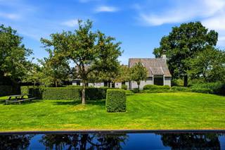 <h4>Meer beelden: https://www.instagram.com/hertsberge_landhuis_tekoop/ <br /><br />Op een verscholen ligging in de bossen van Hertsberge, waar u geniet van adembenemende vergezichten in een warme en geborgen discretie ligt dit in 2004 heropgebouwd landhuis. Waar vroeger het ' jachthuis van Hertsberge' stond vinden we nu een thuis waar tijdloze charme en stille luxe de rode draad vormen.<br /><br />Het gelijkvloers kenmerkt zich door afzonderlijke maar toch aan elkaar verbonden ruimtes. Een eetplaats waar een open haard met grill in de muur verwerkt zit, een gezellige woonkamer die baadt in het daglicht en toch geniet van de rustieke warmte door een tweede open haard en de ruime leefkeuken.<br />Bijkomend op het gelijkvloers is er een ruim bureau, die eenvoudig kan worden aangepast naar een 4de slaapkamer.<br /><br />Het verdiep volgt de contouren van het gelijkvloers en bestaat uit 3 slaapkamers (waarvan 1 momenteel dienst doet als bureau), een dressing en 2 badkamers. Vanuit deze ruimtes geniet u telkens weer van een verrassend en rustgevend uitzicht.<br /><br />De kelderverdieping is opgesplitst in een wellness met sauna en douche, een archiefruimte, een wijnkelder en een zeer functionele wasplaats.<br /><br />Buiten hebben we in de aangelegde tuin (landschapsarchitect Erik Dhont ) onder andere 2 ruime terrassen (waarvan 1 overdekt met haard), het mooie 20m-zwembad en verschillende bergruimtes (dubbele garage, dubbele carport, technische ruimte, fietsenberging). Tuin<br /><br />EPC C<br /><br />Neem zeker contact op met al uw vragen of om uw persoonlijke afspraak (7/7) vast te leggen: 0478 93 72 00 of maxime@maelsteen.be</h4>