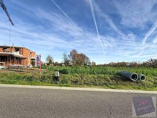 Op zoek naar de ideale plek om uw droomwoning te realiseren? Ontdek deze prachtige bouwgrond van 8a93ca in een recent aangelegde verkaveling in...