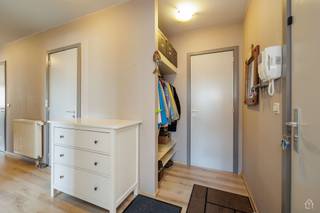 <p>Welkom in dit kwaliteitsvolle appartement van 110m² dat zo veel meer biedt dan alleen maar ruimte.</p><p>Met drie volwassen slaapkamers, een praktische badkamer en een open leefruimte creëert dit appartement de perfecte balans tussen functionaliteit en elegantie. De woonkamer is een ware eyecatcher met zijn warme vloertinten, grote ramen die volop natuurlijk licht binnenlaten en een zeer moderne atmosfeer die direct indruk maakt.</p><p>De keuken is een droomruimte voor iedereen die graag kookt. Uitgerust met hoogwaardige apparatuur, biedt ze alle gemakken voor culinaire creaties. De grijze en crème tinten zorgen voor een verfijnd, professioneel uiterlijk.</p><p>De slaapkamers variëren van zeer ruim tot intiem, elk met voldoende ruimte voor meubilair en personalisatie. De badkamer is modern en voorzien van alle nodige faciliteiten.</p><p>Dit appartement bevindt zich vlakbij de dorpskern van Hombeek, een charmante gemeente met uitstekende verbindingen en groen. De ligging biedt het beste van beide werelden: rustige, residentiële omgeving met vlotte bereikbaarheid van voorzieningen, scholen en openbaar vervoer.</p><p>Deze woning is ideaal voor gezinnen of professionals die naar een comfortabele, goed onderhouden plek zoeken. Met zijn moderne afwerking, energie-efficiënte kenmerken, met Airco en geluidswerende ramen, inclusief autostaanplaats (!) is dit een investering in kwaliteit voor het leven.</p><p>Uw unieke kans? Bel dan NU voor uw afspraak: 0494.12.01.01 OOK voor gratis schattingen !</p>