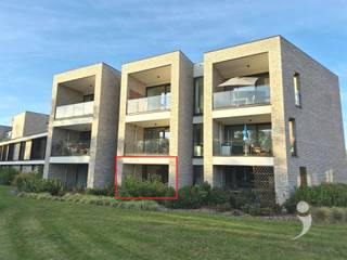 <p><span><br /><br />Appartement récent au rez-de-chaussée, bien situé. Cet appartement neuf est doté de finitions de haute qualité et d'une très faible consommation d'énergie grâce à sa norme stricte de niveau E. Le hall d'entrée comprend des toilettes. Ce dernier mène directement à la salle de bains, à la chambre à coucher et à l'espace de vie.</span></p><p><span><br /><br /><br /><br /><br /><br /><br />Cet espace de vie se prolonge par la cuisine qui donne sur une belle terrasse orientée à l'ouest. La cuisine dispose de nombreux espaces de rangement et d'appareils encastrés pratiques (plaque de cuisson, four multiple, hotte aspirante, lave-vaisselle, évier, réfrigérateur). Juste à côté de la cuisine, il y a un espace de rangement pratique avec une buanderie. Il y a une salle de bains avec un lavabo et une douche à l'italienne. Disponible immédiatement. l'avance sur les charges communes est de 50 euros par mois. le chauffage au sol se fait par le biais du chauffage central au gaz.<br /><br /><br /><br />L'appartement est hyper isolé tant au niveau des pertes de chaleur que de l'acoustique. l'éclairage et les tringles à rideaux seront fournis. un parking souterrain pour la voiture est prévu et il y a un abri à vélos commun. Intéressé ? programmez votre visite via notre site web ou contactez-nous à l'adresse info@immolivit.be</span></p>