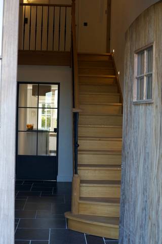 <p>Op zoek naar een prachtige alleenstaande woning in een landelijke en bijzonder rustige omgeving in Wielsbeke? Dient deze woning te beschikken over meerdere bijgebouwen? Mag een ruime en zonnige tuin zeker niet ontbreken? Dan is deze eigendom absoluut het ontdekken waard.<br />Deze recent gerenoveerde woning is gelegen in de Reynaertstraat 21 te Wielsbeke en beschikt over een grondoppervlakte van maar liefst 1.074 m² en een bewoonbare oppervlakte van ca. 197 m². Je geniet hier van een rustige, landelijke woonomgeving, terwijl belangrijke invalswegen vlot bereikbaar blijven.<br />De woning werd recent grondig aangepakt met aandacht voor kwaliteit, comfort en energiezuinigheid en beschikt over een gunstig EPC-label B.<br />Op het gelijkvloers komen we binnen via de ruime inkomhal. Verder vinden we twee volwaardige slaapkamers, een volledig uitgeruste keuken en een ruime en lichtrijke leefruimte met volmassieve parketvloer en pelletkachel. De recent vernieuwde badkamer werd stijlvol afgewerkt in Mortex en beschikt over een ruime inloopdouche.<br />Vanuit de inkomhal bereiken we via de stijlvolle trap de volledig aangepakte verdieping. Hier bevinden zich nog eens drie ruime slaapkamers, waarvan één met dressing. Daarnaast is er een tweede badkamer waarin de nodige voorzieningen reeds aanwezig zijn en die verder naar eigen smaak kan worden afgewerkt. De woning beschikt bovendien over een zeer ruime zolder, ideaal als bijkomende bergruimte.<br />Ook buiten heeft deze eigendom bijzonder veel te bieden. In de zuidwest georiënteerde en volledig aangelegde tuin geniet je volop van rust en privacy. Meerdere terrassen creëren verschillende gezellige plekjes om te ontspannen. Blikvanger is het overdekte terras met een kwalitatieve Brustor-pergola met lamellendak, verwarming en screens, waardoor je hier een groot deel van het jaar comfortabel buiten kunt vertoeven.<br />Een absolute meerwaarde zijn de verschillende bijgebouwen én de ruime parkeermogelijkheden op eigen terrein. De woning is bereikbaar via een lange private oprijlaan en beschikt over meerdere parkeerplaatsen, ideaal voor een groot gezin, bezoekers of wie een zelfstandige activiteit uitoefent. Daarnaast beschikt het perceel over een afzonderlijke garage met stockageruimte van ca. 50 m², een tweede bijgebouw met verdieping van maar liefst 66 m² en een bijkomende stal van ca. 30 m². Deze ruimtes bieden tal van mogelijkheden voor opslag, atelier, hobby, zelfstandige activiteit of het houden van dieren.<br />Dankzij onder meer de aanwezigheid van 19 zonnepanelen en het gunstige EPC-label B combineert deze woning landelijk wonen met hedendaags wooncomfort en energiezuinigheid.</p><p>Kortom: een bijzonder ruime en veelzijdige eigendom met 5 slaapkamers, een prachtige zuidwestgerichte tuin, lange oprijlaan, tal van parkeerplaatsen én uitzonderlijk veel bijgebouwruimte, op een rustige landelijke ligging in Wielsbeke.</p><p>De vermelde prijs betreft een richtprijs. De eigenaar-verkoper behoudt zich steeds het recht voor om een bod al dan niet te aanvaarden.</p>