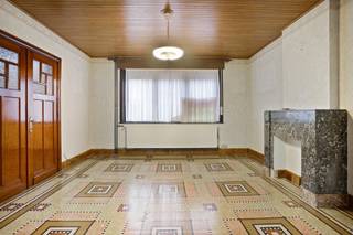 Traditioneel opgetrokken eengezinswoning met inkomhal, voor- en achterliggende leefruimte, keuken, badkamer en meerdere slaapkamers. Stevige...