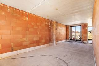 <p><strong>Stijlvol en duurzaam wonen op een unieke locatie in het mooie Weelde.</strong></p>
<p>Op een rustige en historische plek, in de schaduw van de Sint-Michielskerk en vlak bij het centrum, ontstaat een bijzonder nieuwbouwproject. Deze ontwikkeling combineert authentieke charme met hedendaags wooncomfort en biedt een reeks energiezuinige woningen (energielabel A).</p>
<p>Elke woning is ontworpen met oog voor ruimte en functionaliteit. Op het gelijkvloers vindt u een inkomhal met gastentoilet, een ruime en lichtrijke leefruimte met directe toegang tot de tuin, en een volledig uitgeruste keuken. Aansluitend bevindt zich een praktische wasplaats met doorgang naar de ondergrondse parkeergarage en private berging. In de tuin is bovendien een handige tuinberging aanwezig, bereikbaar via een achterliggende servitudeweg.</p>
<p>Op de eerste verdieping bevinden zich drie volwaardige slaapkamers en een moderne badkamer met toilet. De zolderverdieping biedt extra ruimte en kan, mits meerprijs, naar wens verder afgewerkt worden.</p>
<p>Dankzij de centrale ligging is het project uitstekend bereikbaar met de fiets, auto en het openbaar vervoer, met vlotte verbindingen richting Turnhout en Tilburg.</p>
<p><strong>Oplevering voorzien eind 2025 </strong><br /><br /></p>