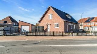 <p><strong><span>Topper in hartje Maasmechelen: instapklare halfopen woning met tuin, garage en zonnepanelen</span></strong><span></span></p>
<p><span>Deze verzorgde halfopen woning is gelegen op een hoekperceel in het centrum van Maasmechelen en biedt het beste van twee werelden: een uiterst centrale ligging met alle voorzieningen in de buurt, en toch een aangename, rustige woonomgeving.</span></p>
<p><span>Bij het betreden van de woning komt u in de inkomhal die toegang geeft tot zowel de leefruimte als de keuken. Rechts bevindt zich de gezellige leefruimte, afgewerkt met een elegante marmeren vloer en veel natuurlijke lichtinval. Links vindt u de praktische keuken, voorzien van een gasvuur en combi-oven. Beide ruimtes lopen achteraan mooi in elkaar over via een tussenhal, waardoor er een aangename connectie is zonder in te boeten aan privacy.</span></p>
<p><span>Aansluitend aan de keuken bevindt zich de badkamer, uitgerust met douche, toilet en lavabo.</span></p>
<p><span>Op de verdieping bereikt u via een houten trap drie slaapkamers, waarvan twee ruime en één veelzijdige kamer die perfect kan dienen als kinder-, bureau- of hobbyruimte. Eén van de slaapkamers beschikt bovendien over een eigen lavabo en toilet. De bovenverdieping is volledig afgewerkt met een warme laminaatvloer en geniet van extra licht dankzij de dakramen.</span></p>
<p><span>Ook technisch zit deze woning goed: het dak en de zonnepanelen (24 stuks) dateren van 11 jaar geleden, de ramen zijn in PVC met rolluiken (deels elektrisch), en zowel de elektriciteit, leidingen als aardgasinstallatie werden vernieuwd. De woning is volledig geïsoleerd en beschikt over een EPC-label D.</span></p>
<p><span>Extra bergruimte vindt u in de volledig betegelde en afgewerkte kelder, voorzien van een grondwaterpomp.</span></p>
<p><span>Buiten geniet u van een volledig omheind perceel met een onderhoudsvriendelijke voortuin en oprit. Achteraan wacht een gezellige tuin met terras en groenzone. De recent gebouwde vrijstaande garage met sectionale poort en het praktische tuinhuis maken het geheel compleet.</span></p>
<p><span>Een ideale woning voor wie centraal wil wonen zonder in te leveren op comfort, ruimte en privacy.</span></p>