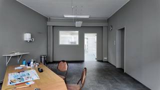 Impressionnante maison offrant un espace pour profession libérale ainsi qu’une vaste partie habitation avec six chambres, jardin, garage et...