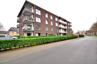 Ce luxueux appartement de vie assistée permet de vivre sans souci à proximité du centre d'Audenarde. Cet appartement de service est situé dans la récente résidence 'Keizerhof' avec tous les soins et le confort à proximité. Il est équipé des dernières technologies et d'un système unique de domotique et d'appel !<br /><br />L'appartement est situé au deuxième étage et se compose comme suit : salon et salle à manger agréables, 1 chambre à coucher et une salle de bain spacieuse avec lavabo, toilettes et douche à l'italienne. Il y a également une cave et un balcon où vous pourrez profiter du soleil tout au long de l'après-midi. Une cave offre des possibilités supplémentaires de stockage. L'appartement a été entièrement repeint et est prêt à être emménagé. <br /><br />Les finitions sont de grande qualité : parquet en chêne, carrelage antidérapant dans la salle de bains, cuisine équipée de tous les appareils électroménagers de qualité et d'un plan de travail en composite. Les fenêtres sont en verre à haut rendement et il y a un chauffage par le sol. L'appartement bénéficie d'un système unique de domotique et d'appel et possède des compteurs séparés pour l'eau, l'électricité et le chauffage.<br /><br />L'appartement est 100 % accessible avec un déambulateur ou un fauteuil roulant : portes larges, ascenseur, douche spacieuse à l'italienne, prises de courant à hauteur adaptée, fenêtres encastrées sans différence de niveau, transitions sans heurts...<br /><br />Une gestion et une assistance résidentielle sont disponibles sur place pour vous décharger de tout souci, au prix de 17,09 €/jour pour une personne et de 8,54 €/jour pour la deuxième personne. De plus, vous pouvez bénéficier d'une large gamme de services : salon de beauté et de coiffure, centre de bien-être, salle de fitness, etc. <br />L'appartement de service est proposé à la vente en pleine propriété et convient aux personnes âgées de plus de 65 ans ou aux personnes à mobilité réduite. <br /><br />Plus d'informations ? Contactez Kyamo De Smet : 0479 06 13 71<br /> 