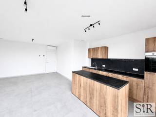 <p>Prachtig nieuwbouwappartement op toplocatie in Lier<br />Dit toffe nieuwbouw appartement is gelegen op een boogscheut van het centrum van Lier in een rustige, nieuwe wijk. <br />Dankzij de ligging heb je horeca en winkels binnen handbereik en bovendien een uitstekende verbinding tot verbindingswegen en snelwegen. <br /><br />Indeling: <br />Op de derde verdieping van het gebouw kom je binnen in dit gezellige en lichtrijke appartement. De ruime woonkamer is voorzien van heel grote raampartijen met een prachtig uitzicht op het terras en de site met aangeplante bomen. In de woonkamer is tevens een open keuken met kookeiland, voorzien van alle modern comfort en luxueuze opties (zoals inductievuur met geïntegreerd afzuigsysteem). In de woonkamer kan je zomer en winter genieten van de ideale temperatuur dankzij de geïnstalleerde airco. <br />Het grote overdekte terras biedt verscheidene inrichtmogelijkheden en zorgt ervoor dat het terras functioneel is doorheen het hele jaar.<br />Verder hebben we nog een badkamer met inloopdouche, apart toilet, 2 slaapkamers en een berging met technische voorzieningen voor wasmachine en droogkast. <br /><br />Concreet:<br />Dankzij de recente en duurzame technologieën op vlak van verwarming is de woning zeer energiezuinig. <br />De ideale ligging laat je optimaal genieten van alles wat Lier en omstreken te bieden heeft. <br />EPB (EPC voor nieuwbouwwoningen) is in opmaak en wordt zo snel mogelijk overhandigd. <br />Er is een staanplaats verplicht bij te huren in de ondergrondse parking van zodra deze is opgeleverd aan € 100,- per maand.<br />De provisie voor de gemeenschappelijke kosten bedraagt een provisie van onderhoud van de gemeenschappelijke delen, een brandverzekering met afstand van verhaal (als huurder dien je enkel de eigen aansprakelijkheid en de inboedel nog te verzekeren) en onderhoud van het ventilatiesysteem. <br />Aarzel niet en vraag vandaag je afspraak aan via info@immosir.be</p>