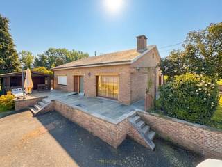 <p>OPEN BEBOUWING op een UITERST RUSTIGE en LANDELIJKE LIGGING te Horebeke, midden TUSSEN DE VELDEN. Deze eigendom biedt een OASE VAN RUST en vormt dankzij de GELIJKVLOERSE INDELING de IDEALE WONING die kan MEEGROEIEN met uw GEZIN. De woning beschikt over een EPC-label D, waardoor er GEEN RENOVATIEVERPLICHTING van toepassing is en u op EIGEN TEMPO kan MODERNISEREN. Een ABSOLUTE TROEF zijn de 3 GARAGEBOXEN, wat zorgt voor TAL VAN MOGELIJKHEDEN op vlak van PARKEREN, OPSLAG of HOBBYRUIMTE.<br />De indeling gaat als volgt: via de inkomhal met gastentoilet heeft u toegang tot de ruime leefruimte met aansluitend een ingerichte keuken. Van hieruit bereikt u de centrale hal, die toegang geeft tot 2 slaapkamers, 2 badkamers en een praktische bergruimte. Vooraan de woning bevindt zich bovendien een aparte bureauruimte of 3de slaapkamer. een ruime zolder biedt bijkomende uitbreidings-/opbergmogelijkheden.<br />Buitenshuis beschikt deze eigendom over een ruime oprit, een zonnig terras, 3 garages en een knusse tuin, waar u in alle rust kan genieten van de landelijke omgeving.<br /><br />Adres: Smisstraat 2 te Horebeke<br /><br />EPC: 387kWh/m², G-score en P-score A, Geen renovatieverplichting</p>