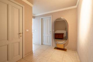 Dit appartement bevindt zich <strong>pal in het centrum van Ingelmunster</strong>, op slechts <strong>50 meter van de markt</strong>. Alle dagelijkse voorzieningen liggen binnen handbereik, wat deze <strong>ligging bijzonder comfortabel maakt.</strong><br />De <strong>inkomhal</strong> geeft toegang tot een <strong>gastentoilet</strong> en een <strong>eerste slaapkamer</strong> geschikt als extra slaapkamer of als <strong>thuiswerkplek</strong>. Achteraan is het <strong>apart toilet</strong> voorzien. ,<br />De eetruimte en keuken vormen samen een <strong>aangename leefomgeving met grote raampartijen</strong> die zorgen voor een<strong> open en luchtig gevoel</strong>. waarbij de <strong>berging </strong>rechtstreeks aansluit op de keuken. <strong>Praktisch en efficiënt </strong>ingericht voor dagelijks gebruik. Vanuit de leefruimte stapt u zo het <strong>ruime terras/patio </strong>op. Een <strong>rustige buitenplek</strong> waar u in alle privacy kan ontspannen, midden in het centrum. Een <strong>ruime, gezellige zithoek</strong> bevindt zich aan de andere zijde van de patio.<br />Via de nachthal bereikt u de <strong>badkamer, uitgerust met een douche, een ligbad</strong> en een <strong>lavabomeubel</strong>. Een <strong>tweede apart toilet</strong> is hier beschikbaar. Verder zijn er nog <strong>twee volwaardige slaapkamers</strong> die <strong>ruimte en comfort</strong> bieden.<br />Een <strong>verzorgd appartement met een sterke ligging</strong>, een <strong>logische indeling</strong> en een <strong>buitenruimte die het verschil maakt</strong>. Ideaal voor wie centraal wil wonen zonder in te boeten aan woonkwaliteit.<br />Wenst u graag een bezoekje neem dan contact op, op het nummer 0475/31 73 07.