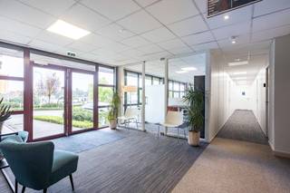 Op zoek naar een inspirerende werkplek? Dan is het hoog tijd om je thuisbureau in te wisselen voor een kantoor bij Office Center Ternat!Zij bieden...