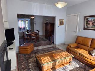 Ruime gezinswoning met tuin nabij het centrum van Retie.We betreden de woning via de inkomhal, die meteen toegang biedt tot de leefruimte en de trap...