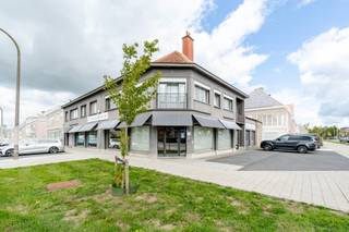 <p>Op zoek naar een ruime locatie voor uw eigen zaak, kantoor of opslag, gecombineerd met een interessante huuropbrengst? Deze veelzijdige eigendom in Oudenaarde biedt een handelsgelijkvloers van maar liefst 293 m² én twee afzonderlijke, verhuurde appartementen.</p>
<p> </p>
<p>Het gelijkvloers biedt dankzij zijn oppervlakte en indeling tal van mogelijkheden. Het bestaat uit een grote polyvalente ruimte, keuken, badkamer, kelder en een ruime loods/magazijn. Ideaal voor een zelfstandige, vrij beroep, kantoorfunctie, handelsactiviteit of onderneming met nood aan opslagruimte. Parking voor de deur vormt een extra troef.</p>
<p>Boven het handelsgedeelte bevinden zich twee appartementen, beide met een volledig aparte ingang.</p>
<p> </p>
<p>Appartement Ter Eecken 1 heeft volgens het EPC een bewoonbare oppervlakte van 95 m², EPC-label B en een gasketel uit 2020. Het is verhuurd aan €460/maand.</p>
<p> </p>
<p>Appartement Terkerkenlaan 15 beschikt volgens het EPC over 137 m² bewoonbare oppervlakte, EPC-label C, een gasketel uit 2018 en een ruime zolder. Dit appartement is verhuurd aan €750/maand.</p>
<p> </p>
<p>De twee appartementen zorgen zo samen voor een huuropbrengst van €1.210/maand</p>