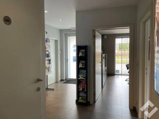 Energiezuinig en instapklaar kantoor te huur op commerciële ligging in Geel. Het kantoor bevindt zich op de drukke verbindingsweg Molseweg die met de Zuiderring Mol en Geel met elkaar verbindt. Dagelijkse passage en vlotte bereikbaarheid is hier gegarandeerd. <br /><br />Het kantoor heeft een oppervlakte van 100m2 en heeft een goede indeling met afzonderlijk bureau, keuken, toilet, kantoorruimte met bijkomend af te sluiten deel en een berging. Vooraan zijn er voldoende parkeerplaatsen voor zowel werknemers als bezoekers. Een ideale locatie voor uw kantoor, praktijk of vrij beroep! Aanwezige meubels kunnen mee worden gehuurd indien gewenst! <br /><br />Onmiddellijk beschikbaar! <br /><br />BIJZONDERHEDEN:<br />- Energiezuinig<br />- Instapklaar<br />- Goed bereikbare ligging<br />- Voldoende parkeergelegenheid