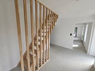 Pas gerenoveerde woning met 4 slaapkamers, 2 badkamers en bureau gelegen langsheen de rustige en gegeerde Ravesteinstraat. De instapklare woning werd voorzien van alle moderne comfort en biedt een soepele verbinding naar scholen, openbaar vervoer, winkels en verschillende invalswegen. Vg, Wg, Gmo, Gvkr, Gvv. EPC-score: 113 (label B). Elektriciteit conform AREI. Oppervlakte: 3a 89ca. P en G-score: A. <br /><br />INDELING: <br />Gelijkvloers: <br />Inkom (houten trap naar verdieping), living (schuifraam naar overdekt terras), keuken (buitendeur, oven, microgolfoven, ijskast, diepvriezer, aanrecht in composiet, inductiekookplaat, dampkap, roestvrije spoelbak in onderbouw, vaatwasmachine en hoogglans keukenkasten), toilet (hangwc), badkamer 1 (ligbad, inloopdouche met glazen wand, 2 lavabo's op meubel), bureau en technische berging (aansluiting wasmachine, warmtepomp, omvormer, installatie elektriciteit, aansluiting uitgietbak).<br /><br />Verdieping:<br />Nachthal, badkamer 2 (inloopdouche met glazen want, 2 lavabo's op meubel), toilet (hangwc), berghok, slaapkamer1, slaapkamer 2, slaapkamer 3 en slaapkamer 4.<br /><br />Afzonderlijk : <br />Overdekt terras.<br /><br />AFMETINGEN:<br />Zie indelingsplan bij downloads.<br /><br />DIVERSEN: <br />Centrale verwarming met warmtepomp (inverter lucht/water) en ventilo-convectoren (opwarmen en koelen). Draai- en kiepramen in pvc met verdoken scharnieren en met dubbele beglazing (HR). Dakvlakvensters met dubbele beglazing. 12 PV-panelen met omvormer. Raamdecoratie inbegrepen bij alle ramen behalve keuken. De opmetingskosten, zijnde € 1.000 + 21% BTW, zijn ten laste van de koper.<br /><br />STEDENBOUWKUNDIG:<br />Stedenbouwkundige vergunning: ja<br />Stedenbouwkundige bestemming: woongebied <br />Geen rechterlijke herstelmaatregel of bestuurlijke maatregel opgelegd.<br />Voorkooprecht: nee <br />Verkavelingsvergunning: nee<br />Geen maatregelen in het Vlaams Handhavingsplatform.<br />P en G-score: A<br />Het perceel rechts van de woning is niet inbegrepen.