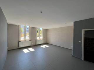 Gelegen op de hoek van de Markt en de Molenstraat, in het centrum van Gavere, met alle voorzieningen, winkels en openbaar vervoer op wandelafstand.<br /><br />Het appartement omvat een inkomhal, een lichtrijke leefruimte met toegang tot een praktische kelder, een slaapkamer, een berging/dressing/bureel en een badkamer, uitgerust met een lavabo en een douche.<br /><br />Een bijzondere troef is het ruime terras. Daarnaast beschikt het appartement over een aparte fietsenstalling.<br /><br />Geen vaste kosten.
