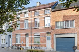 <h2><strong>Instapklare woning op toplocatie - 4 slaapkamers (+mezzanine)</strong></h2>
<p>Bent u op zoek naar een <strong>instapklare woning met karakter op een toplocatie?</strong><br />Dan is deze charmante woning, gelegen <strong>net buiten de ring</strong> en toch vlak bij <strong>winkels, scholen, openbaar vervoer, het station en de oprit E19</strong>, precies wat u zoekt!<br />Naast de uitstekende ligging heeft deze woning nog tal van <strong>troeven</strong>:</p>
<hr />
<h3><strong>Troeven:</strong></h3>
<ul>
<li>
<p><strong>Instapklaar</strong> en <strong>zeer goed onderhouden</strong></p>
</li>
<li>
<p><strong>Gezellige, lichtrijke leefruimte</strong></p>
</li>
<li>
<p><strong>Vernieuwde badkamer</strong> en <b>open keuken</b></p>
</li>
<li>
<p><strong>Nieuwe condenserende CV-ketel</strong> en driedubbelle<strong> beglazing achteraan</strong></p>
</li>
<li>
<p><strong>Droge kelder</strong>, voor opbergruimte met mogelijkheid voor <strong>installatie warmtepomp</strong></p>
</li>
<li>
<p><strong>4de slaapkamer met lichtrijke mezzanine</strong> op de tweede verdieping</p>
</li>
<li>
<p><strong>Gratis parkeermogelijkheid</strong> op de Kalveren-parking, naast de Sint-Pietersschool aan de overkant</p>
</li>
</ul>
<hr />
<h3><strong>Indeling:</strong></h3>
<p><strong>GELIJKVLOERS:</strong></p>
<ul>
<li>
<p>Inkomhal</p>
</li>
<li>
<p>Gezellige, lichtrijke <strong>living</strong></p>
</li>
<li>
<p><strong>Keuken</strong> met toegang tot het terras en automatische koepel voor extra lichtinval</p>
</li>
<li>
<p><strong>Vernieuwde badkamer</strong> met Italiaanse regendouche</p>
</li>
</ul>
<p><strong>1STE VERDIEPING:</strong></p>
<ul>
<li>
<p>2 <strong>slaapkamers</strong>, waarvan één met <strong>sanitaire voorzieningen</strong></p>
</li>
</ul>
<p><strong>2DE VERDIEPING:</strong></p>
<ul>
<li>
<p>2 <strong>slaapkamers</strong>, waarvan één met <strong>mezzanine</strong></p>
</li>
</ul>
<hr />
<p>Kan u niet wachten om deze <strong>aangename en instapklare woning</strong> te ontdekken?<br /><strong>Plan dan snel uw bezoek via 016 79 29 01 of kieran.dams@homixx.be</strong></p>
<p>Wenst u ook te weten hoeveel <strong>uw woning waard is</strong>?<br />Contacteer ons dan vrijblijvend via <strong>016 79 29 01</strong> of <strong>kieran.dams@homixx.be</strong></p>