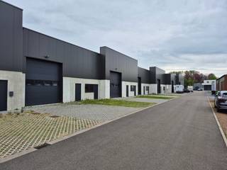 Op KMO-zone Veeweide wordt deze recente KMO-unit van 288m² te koop aangeboden. De unit is voorzien van stopcontacten (240V/400V). Aan de achterzijde is eveneens een sectionaalpoort voorzien zodat er beperkt buitenopslag mogelijk is. Alle nodige voorbereidingen zijn getroffen om een kantoor, sanitair en verwarming te voorzien.<br /><br />Technische kenmerken:<br />- oppervlakte 288m²<br />- poort voorzijde 4m x 4.5m<br />- poort achterzijde 3m x 3m<br />- 2 parkeerplaatsen<br /><br />Iab - Vg - Gmo - Gvv - Gvkr<br /><br />Voor meer info: info@jansenrealestate.be of 011/39.90.50