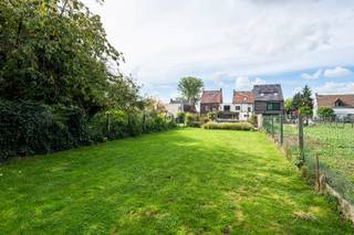 Algemeen<br />In het landelijke Lierde bevindt zich deze gerenoveerde woning, waar hedendaags wooncomfort en een warme, landelijke uitstraling op een harmonieuze manier samenkomen. Met een bruikbare vloeroppervlakte van maar liefst 287 m² onderscheidt deze eigendom zich door haar royale volumes, veelzijdige indeling en aangename lichtinval. De combinatie van moderne elementen en karaktervolle details, geeft het interieur een tijdloze uitstraling met een subtiele verwijzing naar het landelijke karakter van de woning. Ook de omgeving draagt bij aan de aantrekkingskracht van deze eigendom. Lierde staat bekend om haar groene landschappen en landelijke sfeer, met tal van mogelijkheden om te wandelen en te fietsen. Tegelijk vormt de gemeente een praktische uitvalsbasis dankzij de treinverbindingen vanuit het station van Lierde richting Gent en Geraardsbergen, aangevuld met verbindingen via de omliggende gewestwegen. Zo combineert deze locatie de rust van een groene woonomgeving met een vlotte bereikbaarheid van omliggende steden en gemeenten.<br /><br />Indeling<br />Bij het betreden van de woning valt meteen de doordachte indeling op. Vanuit de inkomhal krijgt men toegang tot twee afzonderlijke leefruimtes, elk met een eigen sfeer en invulling. Deze opzet biedt een interessante meerwaarde voor wie houdt van ruimte en flexibiliteit. Aan de ene zijde bevindt zich een aangename leefruimte, terwijl de andere zijde uitkomt op een grote woonomgeving waarin de zitruimte, eetplaats en ingerichte keuken mooi in elkaar overvloeien. De grote raampartijen en de lichtkoepel zorgen voor een overvloed aan natuurlijk daglicht en versterken het gevoel van openheid. De leefruimte met pelletkachel nodigt uit tot ontspannen momenten en de rechtstreekse verbinding met de tuin creëert een uitnodigende omgeving. Verder bevinden zich op het gelijkvloers een badkamer, uitgerust met zowel een ligbad als een afzonderlijke douche, en een apart toilet. Ook aan de praktische zijde van het wonen werd gedacht, met een garage en een afzonderlijke wasberging die extra comfort en opbergruimte bieden. <br /><br />De tuin vormt een volwaardige verlenging van de woning. Het terras sluit aan op de woning en achteraan werd bovendien een gezellige loungeruimte voorzien. Verderop bevindt zich nog een bijkomende groene tuinzone met tuinhuis. De verschillende zones geven de buitenruimte een gevarieerd karakter en maken het mogelijk om op verschillende momenten van de dag van de tuin te genieten. <br /><br />Op de eerste verdieping geeft een ruime overloop toegang tot drie grote slaapkamers. De ruime overloop kan dienst doen als open bureauruimte of zelfs ingericht worden als extra slaapkamer of bijkomende badkamer. Op de tweede verdieping vormt de ingerichte zolderkamer een bijkomende troef die dankzij de ingemaakte kasten een verzorgde en praktische uitstraling heeft. De aanwezige airconditioning draagt bij aan het comfort.<br /><br />Troeven<br />* Grote bewoonbare oppervlakte van 287 m²<br />* Twee afzonderlijke leefruimtes met veel lichtinval<br />* Sfeervolle tuin met terras en loungezone<br />* Ingerichte zolderverdieping<br /><br />Interesse<br />Wie op zoek is naar een ruime, gerenoveerde woning met een warme uitstraling, veelzijdige leefruimtes en een aangename tuin, nodigen wij graag uit voor een plaatsbezoek. Neem contact op met Tim voor meer info of om een bezoek in te plannen. <br />📞 0487 40 21 28<br />📧 tim@gentill.be