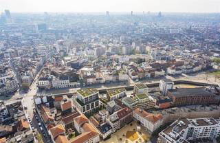 <span><strong>SINT-JANS-MOLENBEEK </strong></span>: 1-slpk appartement met ruim terras (15m²) en zicht op het kanaal. Zijn geen klassiekers. Dankzij de slimme indeling, grote ramen en een volledig doorzichtwordt een ruim gevoel gegeven aan het appartement. Future Proof gebouwd. Individuele warmtepomp, vloerverwarming en zonnepanelen om EPC A te garanderen. Kelder € 5.000. Parking optioneel. Registratierechten en btw op de constructies. TREVI : 02.340.24.73 - new@trevi.be