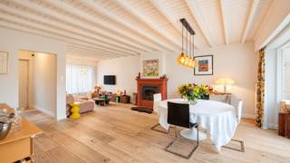 In de Kasteelstraat in het dorpscentrum van Moerkerke verkopen wij deze charmante stadswoning op een perceel van 331 m². Een huis met veel volume, grondig gerenoveerd in 2025 en boordevol gezelligheid en charme. <br /><br />De ligging is aangenaam: op wandelafstand bevinden zich alle dagelijkse voorzieningen, waaronder een supermarkt, bank, bakker, beenhouwer, school en kinderopvang. Knokke en Brugge zijn heel vlot bereikbaar. <br /><br />Het huis is ingedeeld als volgt: inkomhal met gastentoilet. Een sfeervolle woonkamer met prachtige brede eiken parketvloeren en een gezellige open haard. Vanuit de woonkamer toegang tot de zonneterrassen en de tuin. De keuken werd compleet vernieuwd en is een echte blikvanger. Een stijlvolle keuken, volledig uitgerust en voorzien van een extra ontbijtplaats met zicht en toegang tot de tuin. Inpandige garage aanwezig. <br /><br />Op de verdieping drie bijzonder grote slaapkamers, telkens voorzien van mooie parketvloeren. De badkamer werd vernieuwd en is voorzien van een inloopdouche, lavabomeubel en tweede toilet. In één van de slaapkamers kan er een losstaand bad geplaatst worden. De zolder wordt momenteel gebruikt voor opslag maar gezien de oppervlakte van die ruimte biedt ze tal van mogelijkheden. Het dak werd alvast geïsoleerd. <br /><br />Ook de buitenruimte weet ons te bekoren: een mooie en grote tuin, recentelijk volledig heraangelegd met prachtige zonneterrassen. Tuinberging aanwezig. <br /><br />Bezoeken: Graag na afspraak met Willem Cauwels op GSM 0477.60.12.16.