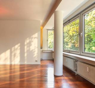 <p>Ideaal gelegen tegenover het Elisabethpark, zonder inkijk en met zicht op het park, bevindt dit prachtige architectenappartement van 140 m² zich in een rustige en groene omgeving, vlak bij het centrum van Brussel. Het metrostation Simonis ligt op slechts enkele minuten wandelen en biedt een vlotte verbinding met Dansaert, de Zavel en de verschillende wijken van het stadscentrum. Ook de Ring is snel bereikbaar. Het appartement werd volledig gerenoveerd in 2020 en omvat: inkomhal, woonkamer, twee slaapkamers, bureau, badkamer met douche, keuken, terras, wasruimte, maatwerkmeubilair/schrijnwerk en kelder. Provisie voor kosten: €250/maand (gemeenschappelijke delen, verwarming, warm en koud water). Staanplaats voor een motor of kleine wagen: €50/maand. Massief exotisch parket. EPC: D (daterend van vóór de werken). Beschikbaar vanaf 1 oktober 2026. De mooie volumes, de lichtinval en de ligging zullen u zeker bekoren! Een bezoek waard.</p>