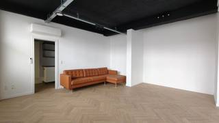 <p><span>Stijlvolle & polyvalente ruimte op de Fruithoflaan: Lichtrijk en instapklaar</span></p><p><span>Bent u op zoek naar de ideale plek voor uw kantoor, praktijk of atelier? Op de prestigieuze Fruithoflaan in Berchem bieden wij deze prachtig vernieuwde handelsruimte van ca. 37 m² aan. Hoewel het pand rustig aan de achterzijde van het gebouw ligt, bevindt u zich hier midden in een bruisende buurt met alle voorzieningen binnen handbereik. De perfecte keuze voor wie een centrale ligging wil combineren met de rust die nodig is om gefocust te werken.</span></p><p><span> </span></p><p><span>Lichtrijke werkruimte met karakter</span></p><p><span>Dankzij de unieke hoekligging geniet deze ruimte van een uitzonderlijke lichtinval, wat direct een aangename en open sfeer creëert. Het pand is met oog voor detail afgewerkt, waarbij de stijlvolle tegelvloer met visgraatparketmotief zorgt voor een warme en professionele uitstraling. Deze vloer combineert de klasse van parket met het onderhoudsgemak van een tegel, ideaal voor intensief gebruik.</span></p><p><span> </span></p><p><span>Comfort & voorzieningen</span></p><p><span>Achteraan de ruimte vindt u een praktische kitchenette. Daarnaast beschikt het pand over een apart, verzorgd toilet. Qua technieken is de ruimte volledig up-to-date: de elektriciteit is conform (AREI) en de verwarming gebeurt via een energiezuinige warmtepomp. Dit moderne systeem zorgt voor een aangenaam klimaat en een slim verbruik, het hele jaar door.</span></p><p><span> </span></p><p><span>Eindeloze mogelijkheden</span></p><p><span>De kracht van dit pand schuilt in de polyvalentie. Of u nu droomt van een rustig kantoor, een moderne praktijkruimte voor een vrij beroep, een creatieve studio of een exclusieve handelsruimte: de indeling en afwerking bieden u de vrijheid om uw plannen direct te realiseren. </span></p><p><span> </span></p><p><span>Troeven op een rij:</span></p><p><span>- Toplocatie: Gelegen aan de begeerde Fruithoflaan te Berchem, vlakbij alles.</span></p><p><span>- Instapklaar & vernieuwd: Prachtige visgraat-tegelvloer en kwalitatieve afwerking.</span></p><p><span>- Lichtinval: Optimale natuurlijke verlichting dankzij de hoekligging.</span></p><p><span>- Duurzame technieken: Verwarmd met een moderne warmtepomp en conforme elektriciteit.</span></p><p><span>- Multifunctioneel: Geschikt voor tal van professionele doeleinden.</span></p><p><span> </span></p><p><span>Bent u klaar om uw onderneming naar een hoger niveau te tillen in dit stijlvolle pand? Plan vandaag nog uw bezoek en ontdek de mogelijkheden van deze unieke ruimte!</span></p>
