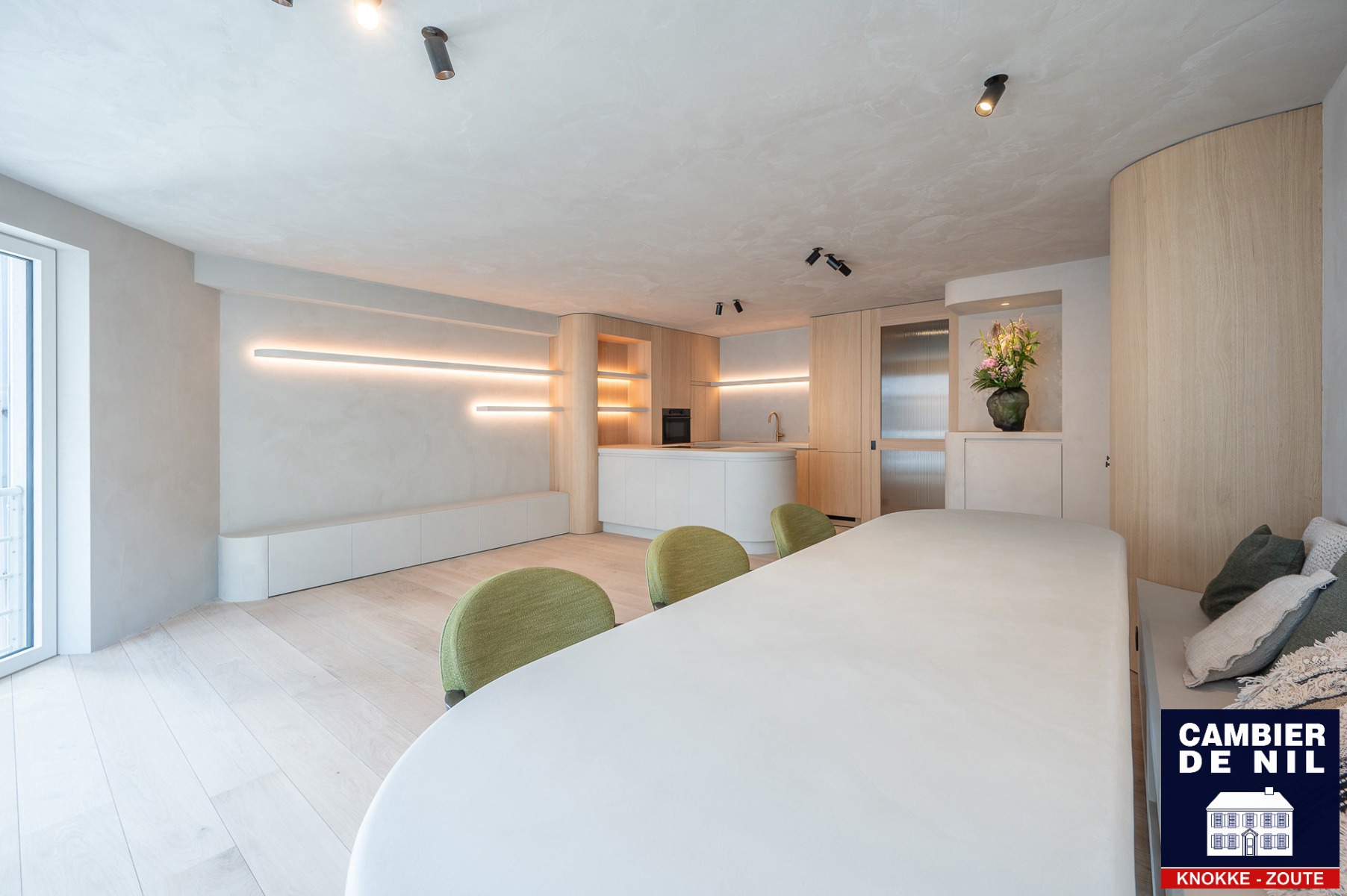 Tijdloos, recent volledig gerenoveerd appartement met zijdelings zeezicht gelegen nabij het Albertplein en Driehoeksplein.  - foto 3