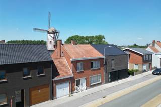 Deze te renoveren woning bevindt zich op een perceel van 280 m² in de rustige Kloosterstraat, op wandelafstand van het centrum van Ruiselede...