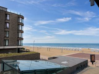 Bel appartement avec vue mer latérale et situé au centre de Saint-Idesbald, à qq minutes du KYC. L'appartement comprend: entrée, wc, SDB avec baignoire et lavabo, living et salle à manger ensoleillés, grande chambre avec placards, cuisine équipée avec terrasse ensoleillée, buanderie. Cave commune à vélos. Réf. La Croisette.