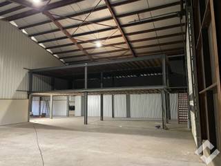 Praktische opslagplaats te huur in Retie. Deze kleinschalige bedrijvensite is gelegen in een zijstraat van deVeldenstraat die verbinding geeft tussen het centrum van Retie en Oud-Turnhout waardoor eveneens de Nederlandse grens goed bereikbaar is. Er is een brede oprit voor het eenvoudig leveren en uitsturen van goederen en voldoende parkeergelegenheid op het terrein. De oprit autosnelweg E34 tussen Antwerpen en Eindhoven ligt op ca. 2,5km afstand van deze locatie. <br /><br />De opslagplaats heeft een bruikbare vloeroppervlakte van 197m2 en heeft alle voorzieningen zoals industriële betonvloer, automatische sectionaalpoort (3,5mb x 4mh), verlichting en stroompunten 220V/380. Bijkomend is er een luifel aan de voorzijde voor het droog stallen van goederen. Binnen is er eveneens een verdiepingsvloer in staalconstructie voor extra opslagmogelijkheden. Rondom het gebouw is er voldoende manoeuvreerruimte voor wagens en vrachtwagens. Deze unit kan dienen voor zowel opslag als werkplaats en is onmiddellijk beschikbaar! <br /><br />Huurprijs excl. BTW. Foto poort ter indicatie.<br /><br />- Onmiddellijk beschikbaar!<br />- Centrale ligging nabij autosnelweg<br />- Grote luifel<br />- Kleinschalige bedrijvensite