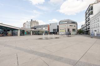 strong&gt;Ben je op zoek naar een ruim en gerenoveerd penthouse met 4 slaapkamers, 2 terrassen en een ondergrondse parkeerplaats in hartje Aalst? Gevonden!
<p>In de Sint-Jorisstraat, met prachtig zicht op de vernieuwde Hopmarkt, bevindt zich dit appartement van maar liefst 133 m² op de derde en bovenste verdieping van een gebouw met lift. Het appartement maakt deel uit van een kwalitatief woonproject dat in 2021 volledig werd herontwikkeld. Het voormalige kantoorgebouw werd tot op de structuur gestript en omgevormd tot moderne appartementen met ondergrondse parkeergelegenheid en fietsenberging. Dankzij de afwezigheid van bovenburen geniet je bovendien van extra privacy en een echt penthousegevoel. Ook technisch zit je hier uitstekend met een gunstig EPC-label B, gascondensatieketel, ventilatiesysteem D en een conforme elektrische installatie.</p>
<p>Binnen vind je een ruime leefruimte met aansluitende keuken, vier volwaardige slaapkamers, een badkamer, apart toilet en praktische berging. Absolute troef zijn de twee terrassen, waarvan één bijzonder ruim, ideaal om midden in de stad volop van het buitenleven te genieten.</p>
<p>Een eigen ondergrondse parkeerplaats en meerdere fietsenbergingen maken het geheel compleet. Zie jij jezelf hier wonen op één van de meest centrale locaties van Aalst? Contacteer ons dan snel voor een bezoek!</p>
