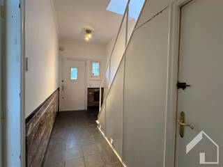 <p><span>Lichtrijke huurwoning met tuin, terras en oprit in aangename buurt van Wilrijk</span></p><p><span>In een leuke en gegeerde buurt in Wilrijk, met winkels, scholen, openbaar vervoer en invalswegen vlakbij, vindt u deze aangename en goed onderhouden huurwoning. Dankzij de praktische indeling, het goede EPC en de buitenruimtes is dit een ideale woning voor wie comfortabel en centraal wil wonen.</span></p><p><span>De woning beschikt over een lichte en ruime leefruimte waar grote ramen zorgen voor een aangename lichtinval. Aansluitend bevindt zich de geïnstalleerde keuken, die alle nodige toestellen biedt voor dagelijks gebruik en een vlotte verbinding vormt met het terras en de tuin. Deze buitenruimtes zijn perfect om te ontspannen, te genieten van het mooie weer of gezellig samen te zijn met familie en vrienden.</span></p><p><span>Op de verdiepingen bevinden zich twee grote slaapkamers en een derde, kleinere kamer die ideaal is als kinderkamer, bureau of hobbyruimte. Daarnaast is er een ruime dressing die zorgt voor extra comfort en bergruimte. De moderne badkamer is stijlvol ingericht en biedt alles wat u nodig heeft voor een aangenaam dagelijks gebruik.</span></p><p><span>De woning beschikt verder over een kelder die dienstdoet als garage en bergruimte. Hoewel deze te laag is voor een wagen, is ze bijzonder praktisch dankzij de aansluiting voor wasmachine. Voor de woning is er bovendien een oprit, wat parkeren eenvoudig maakt. Overal in de woning zijn rolluiken voorzien, wat bijdraagt aan privacy en comfort.</span></p><p><span>Met een gunstig EPC, een rustige maar centrale ligging en onmiddellijke beschikbaarheid is deze woning een uitstekende kans voor wie op zoek is naar een comfortabele huurwoning in Wilrijk.</span></p><p><span> </span></p><p><span>Interesse? contacteer ons via de website info@immomk.be. </span></p><p><span> </span></p><p><span> </span></p>