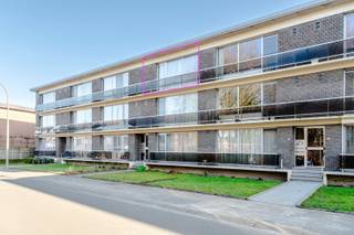 Welkom in de<strong> Jan Baptist Tassynsstraat 129 V2, 2070 Zwijndrecht</strong>. Hier vinden we een instapklaar appartement op de tweede verdieping van het gebouw. Gelegen vlakbij invalswegen, openbaar vervoer en winkels, is dit misschien wel het appartement dat jij zoekt. Interesse? Registreer je dan snel via volgende link voor een afspraak: <strong>https://m3-zwijndrecht.mijnhuurprofiel.be/property/658570a3-12dd-487b-8a5b-18ed2dc5eac3.</strong><br /><br />We nemen de trap naar de <strong>tweede verdieping</strong>. Voor we het appartement binnengaan, vinden we al een ruime berging. Ideaal als opbergruimte. Verder stappen we binnen in de inkomhal met vestiaire kasten. De hal brengt ons naar de lichtrijke woonkamer van 31m2. Deze ruimte geeft plaats voor zowel woon- als eetruimte. Aansluitend vinden we de keuken die dankzij de lichtkoepel ook baadt in het licht. De keuken is uitgerust met spoelbak, kookvuur en oven.<br /><br />Verder vinden we de badkamer met lavabo, bad en aansluitingen voor wasmachine en droogkast. Er is een apart toilet en een bergruimte in de nachthal. Achteraan zijn twee ruime slaapkamers. Eén slaapkamer geeft zelfs toegang tot het gezellige en vooral zonnig terras (zuid gericht).<br /><br />Als extra troef hoort er bij dit appartement ook nog <strong>een ondergrondse autostaanplaats. </strong><br /><br />Beschikbaar vanaf <strong>01/11/2026</strong>.<br /><br /><u><strong>Technisch:</strong></u><br />EPC: 191 kWh/m2jaar, UC 3550839, label B (energiezuinig)<br /><br /><u><strong>Kosten:</strong></u><br />Gemeenschappelijke kosten: €20/maand<br />Huurwaarborg 3 maanden.<br />Plaatsbeschrijving: elke partij betaalt de helft<br />Huur: € 975/maand