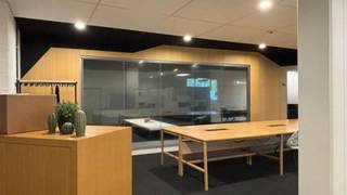 <p>Op de BULO-site, strategisch gelegen vlakbij Mechelen-Noord en met vlotte aansluiting op de E19, bevindt zich deze prachtige kantoorruimte van 700 m². De ligging is ideaal voor bedrijven die zowel bereikbaarheid als uitstraling belangrijk vinden.</p>
<p>Het kantoor is hoogwaardig en stijlvol ingericht met een warm, modern meubilair, volledig instapklaar. Dankzij de grote raampartijen geniet je van een overvloed aan natuurlijk licht, wat bijdraagt aan een aangename en productieve werkomgeving.</p>
<p>De indeling is functioneel en afgestemd op hedendaags werken:</p>
<ul>
<li>
<p>Een ruime meetingroom</p>
</li>
<li>
<p>Meerdere glazen vergaderruimtes</p>
</li>
<li>
<p>Diverse belkotjes voor rustig overleg of videocalls</p>
</li>
<li>
<p>Een volledig uitgeruste keuken</p>
</li>
</ul>
<p>Bovendien zijn er 25 privéparkeerplaatsen beschikbaar, wat een absolute troef is op deze locatie.</p>
<p>Kortom, een inspirerende en professionele werkomgeving die klaar is om jouw team te verwelkomen.</p>