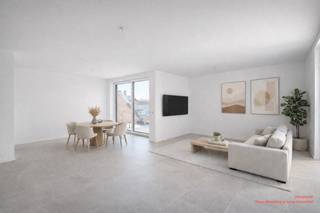 Het project omvat <strong>9 ruime doorzonappartementen</strong> met <strong>bewoonbare oppervlaktes tussen 66 m² en 100 m²</strong>. Elk appartement loopt van <strong>voor- tot achtergevel</strong> en beschikt over een <strong>eigen zonnig terras</strong>, wat zorgt voor <strong>veel lichtinval en een aangenaam wooncomfort</strong>.<br /><br />De appartementen zijn <strong>praktisch en doordacht ingedeeld </strong>en omvatten onder meer:<br />i<strong>nkomhal, apart toilet, ruime leefruimte met eetgedeelte, open keuken, zonneterras, badkamer, 1 tot 3 slaapkamers en een berging of wasplaats.</strong><br /><br />Een extra troef is dat de <strong>afwerking volledig personaliseerbaar</strong> is. Kopers kunnen nog keuzes maken in<strong> keuken, badkamer en vloeren,</strong> zodat het appartement perfect aansluit bij hun <strong>persoonlijke smaak en woonwensen.</strong><br /><br />Het gebouw wordt bovendien uitgerust met <strong>moderne en energiezuinige technieken</strong>, waaronder <strong>zonnepanelen, warmtepomp, vloerverwarming, ventilatiesysteem en superisolerende beglazing</strong>, wat resulteert in een <strong>E-peil lager dan E30.</strong><br /><br />Achteraan het gebouw bevinden zich <strong>9 privatieve parkeerplaatsen (aankoop verplicht)</strong> en er is eveneens een <strong>gemeenschappelijke fietsenberging, vuilnislokaal en 2 liften voorzien.</strong><br /><br /><strong>Prijzen appartementen vanaf:</strong> €261.000<br /><strong>Prijs parkeerplaats: </strong>€25.000<br /><br /><strong>Oplevering: zomer 2026</strong><br /><br />Bent u op zoek naar een <strong>energiezuinig nieuwbouwappartement nabij zee, </strong>in een <strong>rustige omgeving maar toch vlak bij het centrum?</strong><br /><br />Contacteer ons vandaag nog voor <strong>meer informatie of een bezoek.</strong>