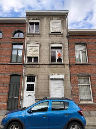 Net buiten de vesten van Lier bevindt zich deze gezellige, te renoveren stadswoning. Via de inkomhal betreedt u de woning en komt u in de aangename woonkamer en eetkamer. Verder beschikt het gelijkvloers over een keuken, waar tevens de aansluiting voor de wasmachine voorzien is. Via de keuken heeft u toegang tot de koer en een buitentoilet.. Achteraan bevinden zich een praktische berging anex werkplaats met garage (21m²). De garage is eveneens toegankelijk via een servitudeweg naar Eeuwfeestlaan. Op de eerste en tweede verdieping bevinden er zich telkens twee slaapkamers van 14m² en 9m². Daarnaast beschikt de woning over een benutbare zolder van 20m², die extra bergruimte en mogelijkheden biedt. De zolder is bereikbaar via een vaste trap. Dankzij de uitstekende ligging bevinden zich alle stadsactiviteiten zich in de nabijheid.