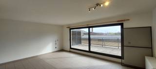 Dit ruim duplex-appartement, op de eerste verdieping, met een goede verbinding is voorzien van een inkomhal met gastentoilet, lichtrijke...