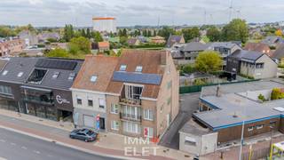 RESIDENTIE | DRIE 2-SLPK-APPARTEMENTEN |6 GARAGESAppartementsgebouw op centrale locatie te Sint-Eloois-Vijve, met goede verbindingen en nabij alles...