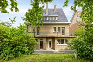 <p>Située dans l’une des rues les plus prisées de Heverlee, cette remarquable villa d’architecte a été construite en 1934 par le célèbre architecte communal Frans Vandendael dans un style moderniste modéré. Cette vaste propriété comprend 6 chambres, de grands volumes de vie et un jardin arboré de type parc. Cette demeure unique représente une opportunité rare pour ceux qui recherchent de l’espace, du charme et un fort potentiel de rénovation dans un emplacement de premier choix.</p><p>Dès le hall d’entrée, le charme et le potentiel de la maison se révèlent pleinement. Les espaces de vie généreux profitent d’une belle luminosité naturelle et offrent de nombreuses possibilités d’aménagement. Les hauts plafonds renforcent la sensation d’espace et confèrent à l’ensemble une élégance intemporelle.</p><p>Les différentes pièces de réception et de séjour permettent d’imaginer un intérieur parfaitement adapté aux exigences contemporaines tout en conservant le caractère authentique de la demeure. Les volumes disponibles offrent une grande liberté de transformation et de personnalisation.</p><p>À l’étage, la villa propose six chambres confortables. Plusieurs d’entre elles disposent d’un accès direct à une terrasse extérieure, idéale pour profiter d’une vue dégagée sur la verdure environnante. Cette configuration convient parfaitement aux familles nombreuses, au télétravail ou à la création d’espaces polyvalents.</p><p>À l’extérieur, le jardin arboré mature d’environ 10 ares constitue un véritable havre de paix. La végétation développée garantit intimité, sérénité et qualité de vie tout au long de l’année. Cet environnement verdoyant crée un cadre idéal pour la détente et les moments partagés en famille ou entre amis. La maison est entièrement sous-solée et dispose également d’un vaste grenier pouvant être aménagé selon vos souhaits.</p><p>La présence d’un garage représente un atout supplémentaire appréciable au quotidien.</p><p>La localisation constitue également un avantage majeur. Vous profitez ici d’un environnement résidentiel calme tout en restant à proximité des écoles, commerces, infrastructures sportives, transports en commun et principaux axes routiers. Cette combinaison entre tranquillité et accessibilité fait de Heverlee un lieu de vie particulièrement recherché.</p><p>Si vous recherchez une villa de caractère avec six chambres, un superbe jardin arboré, de beaux volumes et un important potentiel de rénovation, cette propriété mérite toute votre attention.</p><p>Le bien est proposé via le système Avant-Première. Vous pouvez vous inscrire aux journées de visite des 26 et 27 juin via le site www.living-stone.be.Le prix affiché est un prix de départ. Deux journées de revisite seront également organisées. La procédure d’offres sera clôturée le 6 juillet. L’ensemble des documents légaux est disponible en téléchargement sur notre site.</p>