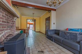 Bent u op zoek naar een woning die u volledig naar uw eigen smaak kunt renoveren? Dan is deze landelijk en rustig gelegen woning op een perceel van 706 m² misschien wel uw volgende project!<br />De woning beschikt over een inkomhal, leefruimte, keuken, berging en garage. Op de verdieping bevinden zich 3 slaapkamers en bovendien is er nog een ruime zolder die extra mogelijkheden biedt.<br />Buiten geniet u van een mooie, diepe tuin, waar rust en privacy centraal staan. De landelijke ligging maakt dit de ideale plek voor wie houdt van ruimte en een groene omgeving.<br />Deze woning biedt heel wat potentieel en is ideaal voor de handige Harry die niet bang is van een renovatie en hier zijn eigen droomwoning wil creëren!<br />Een unieke kans voor wie op zoek is naar rust, ruimte en mogelijkheden! Voor info : dirk@berno.be