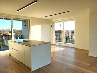 Ruim en energiezuinig 2-slaapkamer dakappartement omgeven door terrassen gelegen op de derde verdieping van het nieuwbouwproject 'Les Moineaux'.<br />Dit zonovergoten appartement wordt volledig afgewerkt met keuze uit hoogwaardige materialen en omvat:<br />Inkom met toilet, ruime woonkamer met open en volledig geïnstalleerde keuken uitgevende op het ruime hoekterras van 25,04 m² en een tweede terras van 5,07 m², berging, badkamer en 2 slaapkamers, waarvan één uitgevende op het derde terras van 7,49 m².<br />Het appartement zal verwarmd worden door middel van geothermische vloerverwarming en zal voorzien zijn van zonnepanelen waardoor het appartement bijna energieneutraal zal zijn (BEN-norm), hierdoor geniet u gedurende 5 jaar van een vermindering van 100% op de onroerende voorheffing.