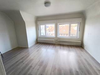 Dit appartement van 63m² is gelegen op de 3e verdieping in een residentie met slechts 4 appartementen nabij 't Zand en heeft een zonnige living...
