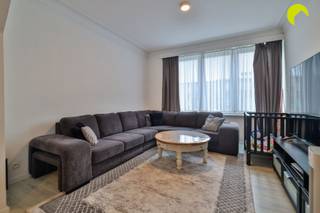 <p><span>Zeer gunstig gelegen, met een tramhalte voor de deur, vinden we dit verrassend ruime appartement met zuidgericht terras. </span></p><p><span>Winkels en scholen bevinden zich vlakbij. Tevens is er een zeer goede verbinding met autosnelwegen wegens directe nabijheid van de A12 en de oprit van de Ring rond Antwerpen.</span></p><p><span>Het appartement bevindt zich op de tweede verdieping van een gebouw zonder lift. De verwarming loopt op gaskachels en de ramen hebben dubbele beglazing.</span></p><p><span>De maandelijkse kosten beperken zich tot € 108 per maand en omvatten de provisie voor water, ereloon van de syndicus, blokpolis en het onderhoud van de gemene delen. De meters voor gas en elektriciteit zijn privaat!</span></p><p><span> </span></p><p><span>Indeling:</span></p><p><span>We bereiken dit appartement op de tweede verdieping met de trap en komen binnen in de centrale inkomhal met vestiairehoek.</span></p><p><span>Vooraan is er de ruime woonkamer met aansluitend een (slaap)kamer van 1.80m x 3.6m.</span></p><p><span>Achteraan is er de keuken welke is voorzien van een gaskookplaat, dampkap, oven, koelkast en de aansluiting voor een wasmachine. Van hieruit bereik je het zonnige zuidgerichte terras.</span></p><p><span>De centraal gelegen badkamer is voorzien van een inloopdouche, lavabomeubel en toilet. </span></p><p><span>De grote slaapkamer (3.65m x 3.90m) bevindt zich aan de rustige achterzijde.</span></p><p><span>Verder hoort er nog een private kelderberging bij het appartement.</span></p><p><span> </span></p><p><span>Voornaamste troeven:</span></p><p><span>- Centrale ligging nabij winkels, openbaar vervoer, scholen, verbindingswegen</span></p><p><span>- Gunstig EPC en asbestveilig </span></p><p><span>- Ruime woonkamer, grote slaapkamer en extra kamer vooraan</span></p><p><span>- Zonnig terras met optimale oriëntering</span></p><p><span>- Beschikbaar vanaf 1/02/2027</span></p><p><span> </span></p><p><span>EPC: 177 kWh/m² - label B</span></p><p><span>Waterinfo: P-score - A | G-score - </span><span>A</span></p><p><span> </span></p><p><span>Voor een bezoek ter plaatse kan u ons contacteren op het nummer 03 449 42 41 of mail ons via <span>hallo@habicom.be</span></span></p><p><span>De waarde van uw eigendom kennen ? Maak vrijblijvend een afspraak met onze habicom expert in uw buurt.</span></p><p><span> </span></p><p><span> </span></p><p><span> </span></p>