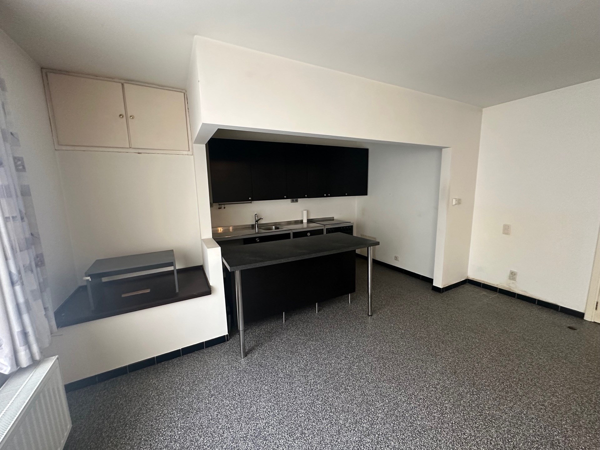 Gelijkvloers appartement met 2 slaapkamers, ruime berging en overdekte autostaanplaats - foto 4