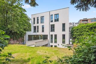 In dit moderne gebouw, verscholen achter een historische gevel in het midden van de Bondgenotenlaan mogen wij 18 bureauruimtes aanbieden.De...