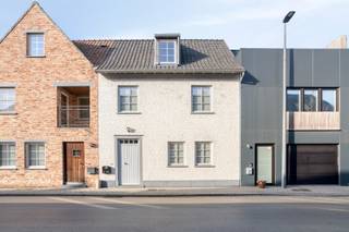 <span><span>Nabij het centrum van <strong>Staden</strong> stellen we u deze instapklare en recente woning voor. Deze gesloten bebouwing werd opgericht in <strong>2016</strong> en bevindt zich op een zuidwest-georiënteerd perceel van 206 m². De woonst, met een bewoonbare oppervlakte van maar liefst 180 m² (zeer ruime woning), verkeert in een <strong>uitmuntende staat</strong>. Bovendien is ze ook erg <strong>energiezuinig</strong>. Zo zijn daken en gevels uiteraard geïsoleerd, zijn de ramen uitgerust met hoogrendementsbeglazing en PVC raamkozijnen en beschikt men over ventilatie type D en een conform gekeurde elektrische installatie . De woning wordt verwarmd met centrale verwarming op aardgas (hoogrendementsketel). Daarnaast is er voorzien in een<strong> regenwaterput </strong>van 10.000 liter.<br />Aansluitend de gezellige woonkamer werd tevens een veranda voorzien met connectie tot de tuin. Een waar genot om hier te vertoeven gedurende de zomerdagen.<br /><br /><strong><u>De indeling van de ruimtes is als volgt:</u></strong><br />Gelijkvloers: inkom- en gastentoilet met vestiaire - aangename leefruimte met zithoek en eetplaats - aansluitende, open en volledig ingerichte keuken (toestellen van Siemens) met ontbijthoek - praktische bergruimte en wasplaats grenzend aan de keuken - afzonderlijke traphal - <strong>zonnige veranda</strong>.<br />Eerste verdieping: trap- en nachthal uitgerust met ingemaakte kasten functionerend als dressing - <strong>3 volwaardige slaapkamers </strong>(2 kamers aan de voorzijde en 1 master bedroom met terras en rechtstreekse toegang tot badkamer) - ruime doorloop badkamer ingericht met ligbad, inloopdouche en dubbel lavabomeubel - apart toilet.<br />Tweede verdieping: bergzolder toegankelijk via zolderluik in de nachthal.<br />Exterieur: onderhoudsvriendelijke, afgesloten en verharde tuin/terras. </span></span><br /><br /><span><span><em>Achteraan het perceel situeren er zich 2 ruime garages van respectievelijk 22 m² en 32 m². Deze kunnen mee aangekocht worden samen met de woning (prijs op aanvraag).</em></span></span><br /><br /><span><span><strong><u>Enkele troeven:</u></strong></span></span>
<ul>
<li><span><span>Nabij centrum Staden en al zijn voorzieningen;</span></span></li>
<li><span><span>Instapklaar en energiezuinig;</span></span></li>
<li><span><span><strong>Professioneel geschilderd en afgewerkt op maat</strong>;</span></span></li>
<li><span><span>Voorzien van alle hedendaagse comfort;</span></span></li>
<li><span><span><strong>Verrassend ruime en prachtig onderhouden woning</strong>;</span></span></li>
</ul>
<span><span>Wenst u meer info of bezoek aan deze topper? Contacteer Diksimmo op het nummer 051 50 11 51 of mail naar diksmuide@diksimmo.be.</span></span>