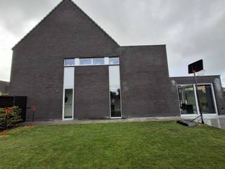 Het betreft een gezinswoning gelegen aan het einde van een doodlopende straat in een recente verkaveling in Beerse.<br />Bouwjaar 2013<br />Grondopp. 598m2<br />Bewoonbare opp. 335m2<br />EPC label A<br />indeling<br />-Gelijkvloers: inkomhal met trap naar de verdieping, toiletruimte, vestiaireruimte, douchekamer met inloopdouche en wasmeubel, open leefruimte, keuken met keukeneiland en vaste tafel, salonruimte, berging/wasplaats met aardgasbrander van de C.V. gelijkvloers vloerverwarming bovenverdieping radiatoren, inpandige garage met regenwaterpomp, omvormer zonnepanelen, zekeringkast.<br />-1e Verdiep: overloop met vaste trap naar de zolder, badkamer, 3 slaapkamers.<br />-Zolderruimte: hobby/speelkamer met mogelijkheid tot slaapkamer, slaapkamer met ruimte voor dressing.<br />-Kelderruimte 35m2<br />Op 2 slaapkamers van het eerste verdiep en de 2 zolderkamers is airco voorzien.<br />Voor meer info of foto's 0479/582423