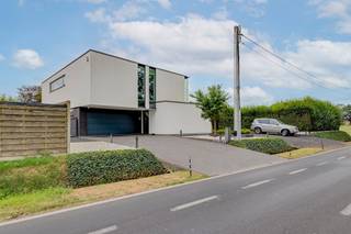 <p><span>Welkom in </span><span>Handelaar 1 te Kalmthout</span><span>, waar moderniteit, ruimte en rust naadloos samenkomen. Deze indrukwekkende, volledig vrijstaande villa bevindt zich op een uitzonderlijk rustige locatie, omgeven door groen en geniet achteraan van een prachtig open uitzicht. Hier woon je in alle privacy, terwijl winkels, scholen, verbindingswegen en het centrum van Kalmthout vlot bereikbaar blijven.</span></p><p><span>Met een </span><span>bewoonbare oppervlakte van maar liefst 422 m²</span><span> werd deze villa ontworpen voor wie geen compromissen wil sluiten op vlak van wooncomfort. Grote raampartijen zorgen overal voor een overvloed aan natuurlijk licht en creëren een sterke connectie met de tuin en het omliggende landschap.</span></p><p><span>De woning beschikt over een ruime oprit met plaats voor meerdere wagens, een royale inpandige garage, een prachtig aangelegde tuin met verschillende terrass en een </span><span>jacuzzi</span><span> waar je in alle rust kan genieten van het groene vergezicht.</span></p><p><span>Binnen word je verwelkomd in een stijlvolle leefomgeving waar strakke architectuur, hoogwaardige materialen en een tijdloze afwerking elkaar perfect aanvullen. De open leefruimte vloeit naadloos over in de luxueuze leefkeuken met centraal kookeiland, volledig uitgerust met kwalitatieve toestellen en rechtstreeks verbonden met het ruime zonneterras.</span></p><p><span>Een absolute meerwaarde is de indrukwekkende ondergrondse verdieping. Deze werd volledig ingericht als een volwaardige extra leefruimte en biedt tal van mogelijkheden. Ideaal als gastenverblijf, kangoeroewoning, praktijkruimte aan huis of ontspanningsverdieping.</span></p><h3><span>Indeling</span></h3><p><span>Gelijkvloerse verdieping:</span></p><ul><li><span>Royale master bedroom met aansluitende luxe badkamer en dressing</span></li><li><span>Gastentoilet </span></li><li><span>Aparte badkamer</span></li><li><span>2 slaapkamers</span></li><li><span>Dubbele garage</span></li><li><span>Wasplaats</span></li><li><span>Zéér ruime tuin met beregeningsinstallatie en tuinhuis</span></li></ul><p><span> </span></p><p><span>Eerste verdieping (voorzien van airco):</span></p><ul><li><span>Lichtrijke leef- en eetruimte met gashaard </span></li><li><span>Luxueuze open leefkeuken met kookeiland </span></li><li><span>Aparte bureauruimte </span></li><li><span>Berging</span></li><li><span>Douchekamer</span></li><li><span>Apart toilet</span></li><li><span>Toegang tot het ruime terras met jacuzzi voor 5 personen</span></li></ul><p><span>Kelderverdieping:</span></p><ul><li><span>Ruime polyvalente leef- en eetruimte </span></li><li><span>Ingerichte keuken </span></li><li><span>Fitnessruimte </span></li><li><span>Aparte slaapkamer </span></li><li><span>Bureauruimte </span></li><li><span>Badkamer met douche</span></li><li><span>Praktische berging </span></li><li><span>Technische ruimte </span></li></ul><h3><span>Troeven</span></h3><ul><li><span>Aanwezigheid domotica, camera- en alarminstallatie</span></li><li><span>Multifunctionele kelder</span></li><li><span>Fitnessruimte en aparte bureauruimte </span></li><li><span>Ruime inpandige garage </span></li><li><span>Parking voor minstens 4 wagens op eigen terrein </span></li><li><span>Prachtige ruime tuin met open groen uitzicht </span></li><li><span>Zonneterras met jacuzzi </span></li><li><span>25 zonnepanelen</span></li><li><span>Vloerverwarming</span></li><li><span>Afmetingen zijn indicatief</span></li></ul><p><span> </span></p><p><span>Deze villa biedt een uitzonderlijke combinatie van luxe, ruimte en functionaliteit. Dankzij de indrukwekkende volumes, de veelzijdige indeling en de unieke ligging is dit een eigendom dat zelden op de markt verschijnt. Een ideale thuis voor wie op zoek is naar exclusief wonen in alle rust, zonder in te boeten aan comfort of bereikbaarheid.</span></p>